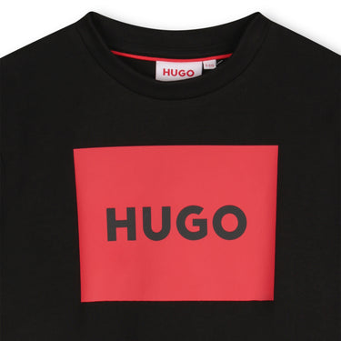 HUGO Playera para niño y adolescente negra logo al frente en colo rojo